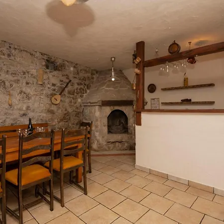 2 Bedroom Gorgeous In Dom wakacyjny Baška Voda