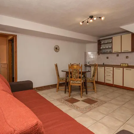2 Bedroom Gorgeous In Dom wakacyjny Baška Voda