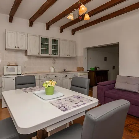 Dom wakacyjny 2 Bedroom Gorgeous In Baška Voda